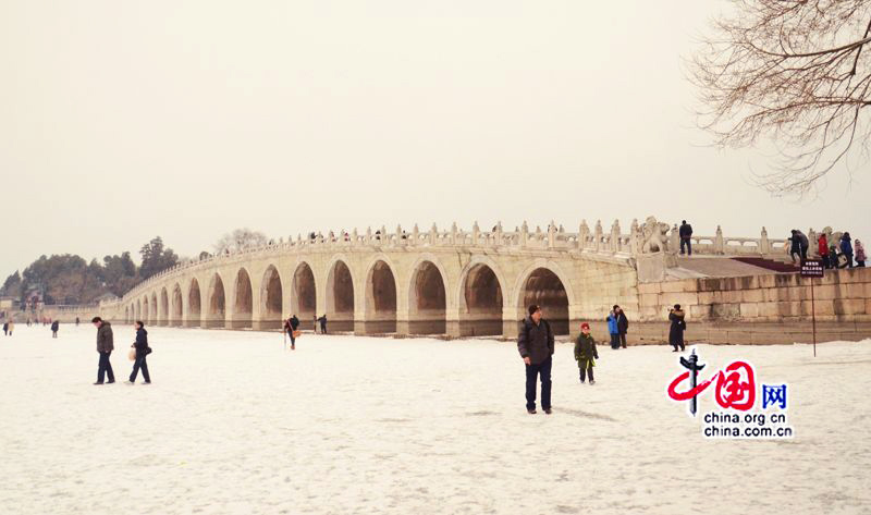 Le 20 janvier, des touristes s&apos;amusent sur le lac Kunming gelé. (Crédit photo: Zhu Ying)