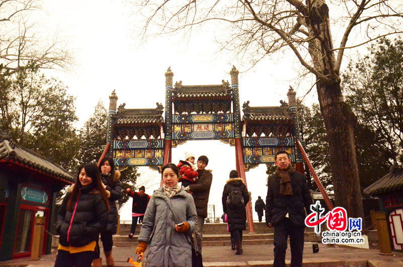 Le 21 janvier, la capitale chinoise a été témoin de nouvelles chutes de neige. Malgré le froid glacial, de nombreux touristes et photographes amateurs se sont rendus au Palais d&apos;été, le jardin impérial de Beijing, pour admirer le site couvert de neige. (Crédit photo: Zhu Ying)