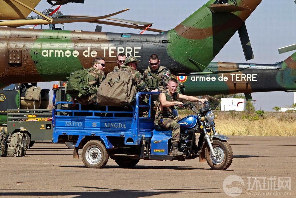 Le 19 janvier, dans une base des forces aériennes près de Bamako, la capitale malienne, un soldat français conduit une moto à trois roues fabriquée en Chine.