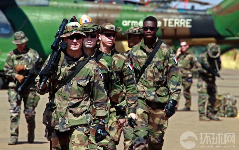 Des soldats français dans une base des forces aériennes au Mali 