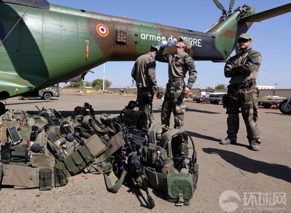 Des soldats français dans une base des forces aériennes au Mali 