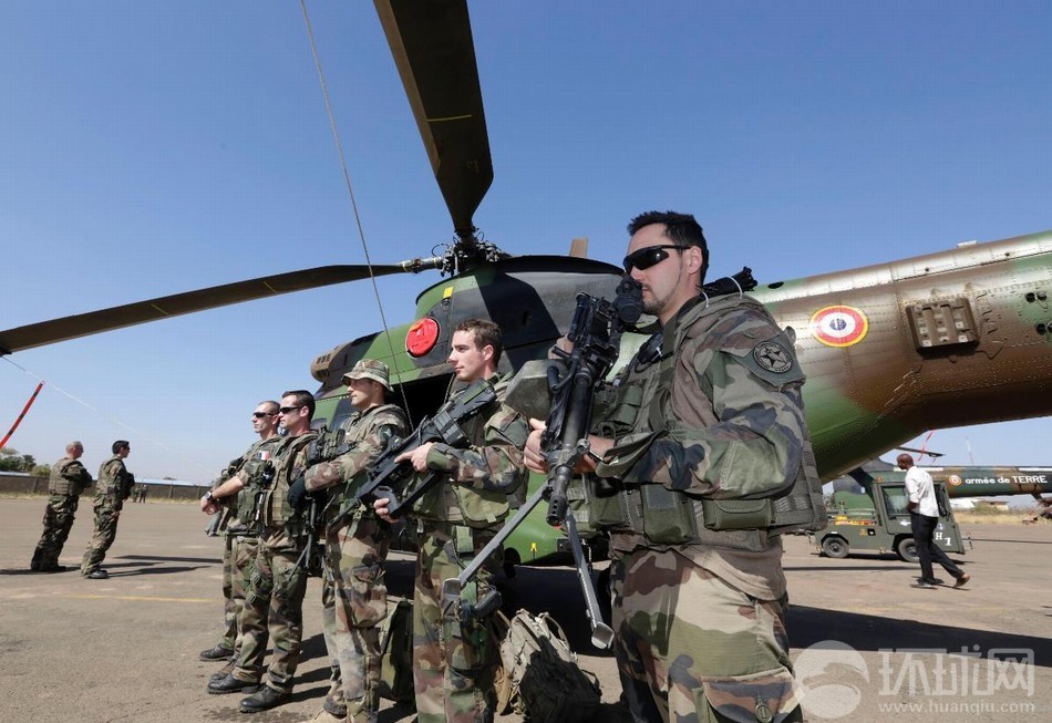 Des soldats français dans une base des forces aériennes au Mali 