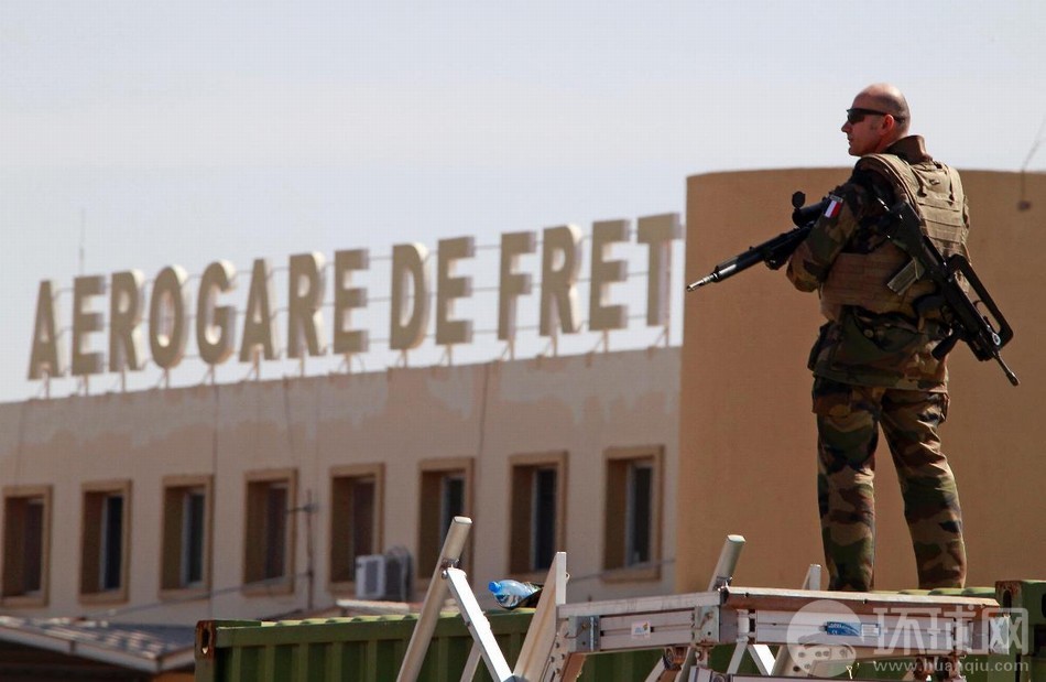 Des soldats français dans une base des forces aériennes au Mali 