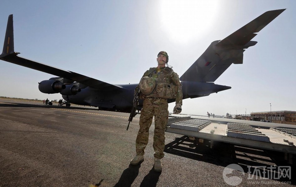 Des soldats français dans une base des forces aériennes au Mali 