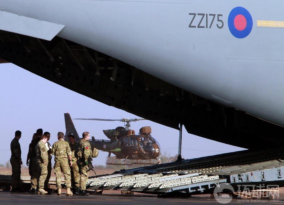 Des soldats français dans une base des forces aériennes au Mali 