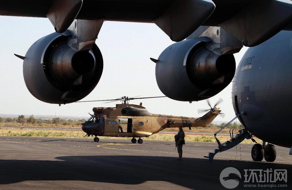 Un hélicoptère Puma de l'armée française prêt à décoller 