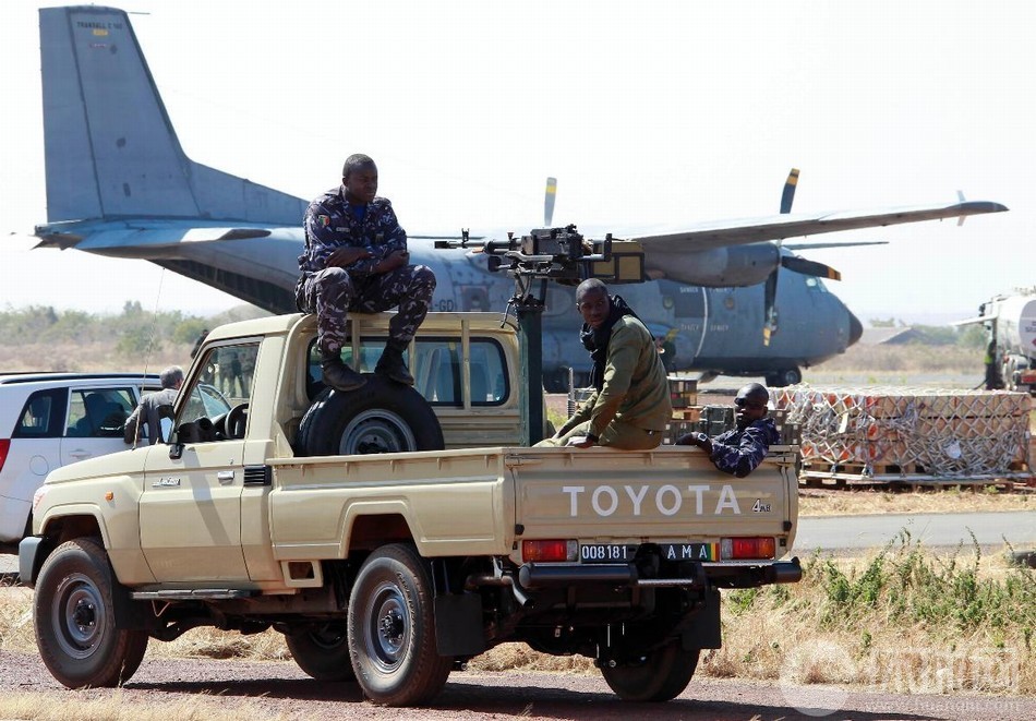 Des soldats français dans une base des forces aériennes au Mali