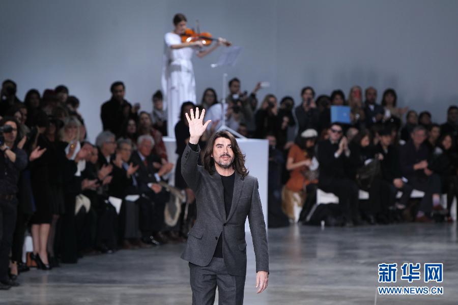 Le 22 janvier, lors de Fashion Week Haute Couture de Paris, le styliste français Stéphane Rolland salue les spectateurs présents au défilé de la collection printemps/été 2013.