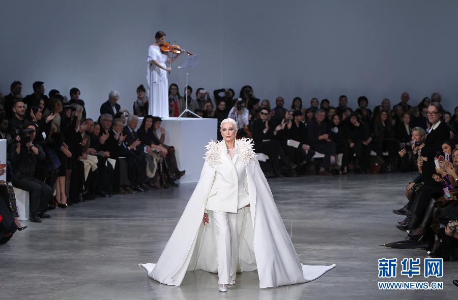 Le 22 janvier, le célèbre mannequin américain Carmen Dell&apos;Orefice, 81 ans, présente la nouvelle collection haute couture printemps/été 2013 de Stéphane Rolland.