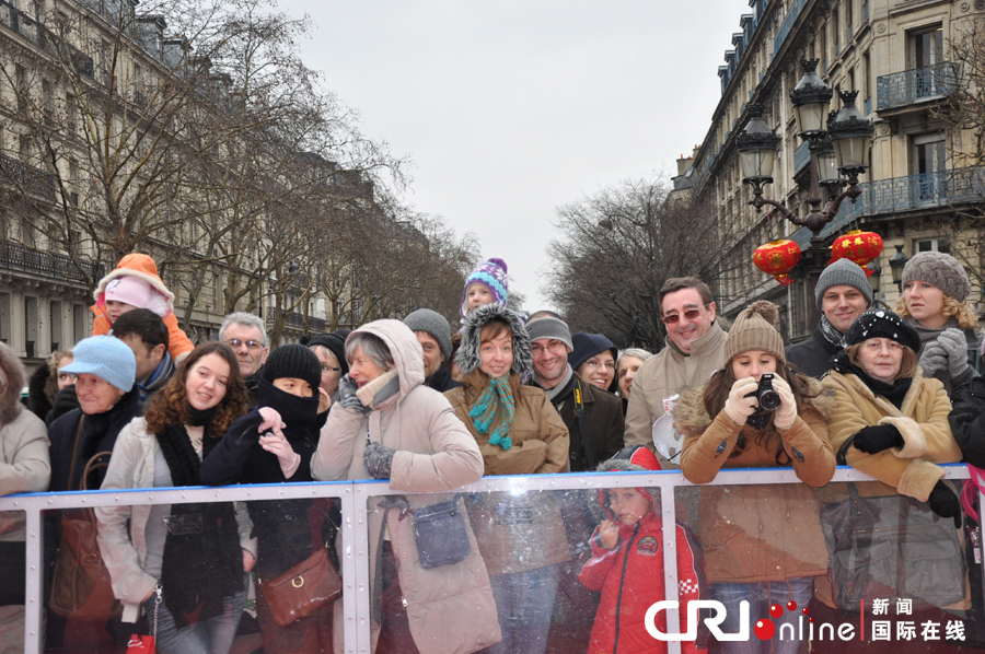 Les ressortissants chinois à Paris organisent leur premier défilé pour fêter l'Année du Serpent