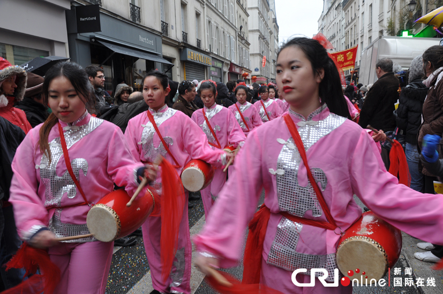 Les ressortissants chinois à Paris organisent leur premier défilé pour fêter l'Année du Serpent