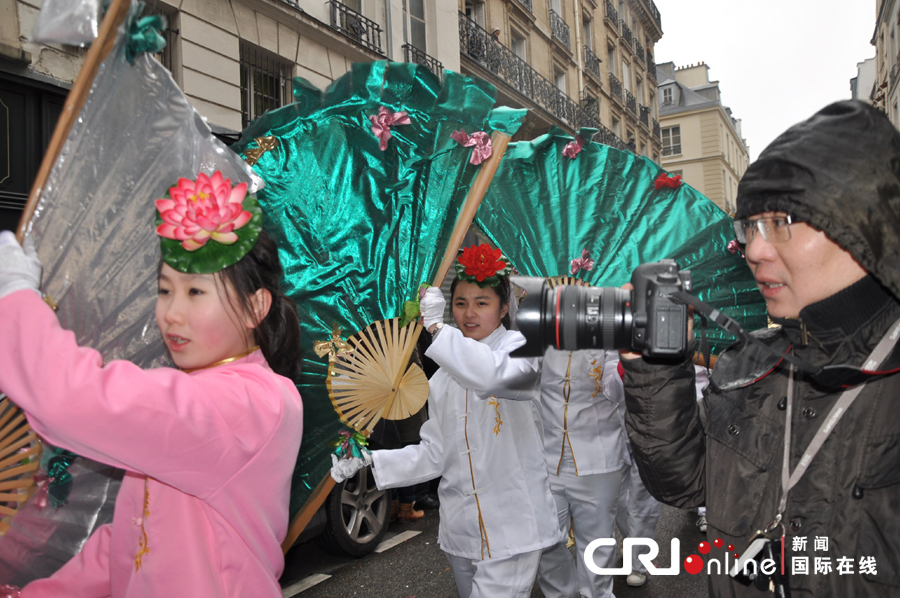 Les ressortissants chinois à Paris organisent leur premier défilé pour fêter l'Année du Serpent