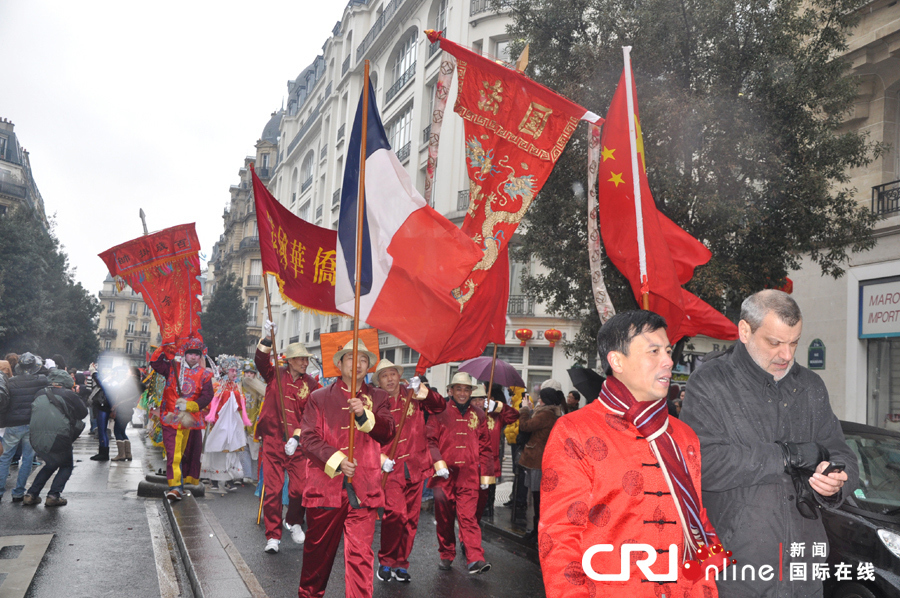 Les ressortissants chinois à Paris organisent leur premier défilé pour fêter l'Année du Serpent