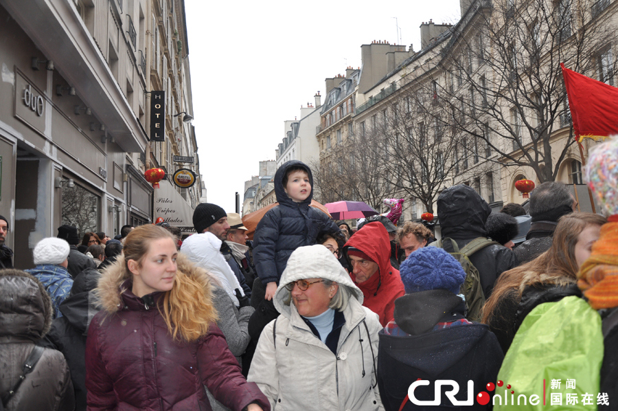 Les ressortissants chinois à Paris organisent leur premier défilé pour fêter l'Année du Serpent