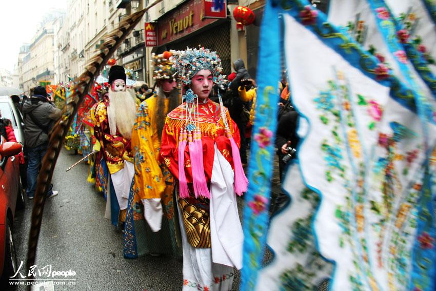 Les ressortissants chinois à Paris organisent leur premier défilé pour fêter l'Année du Serpent