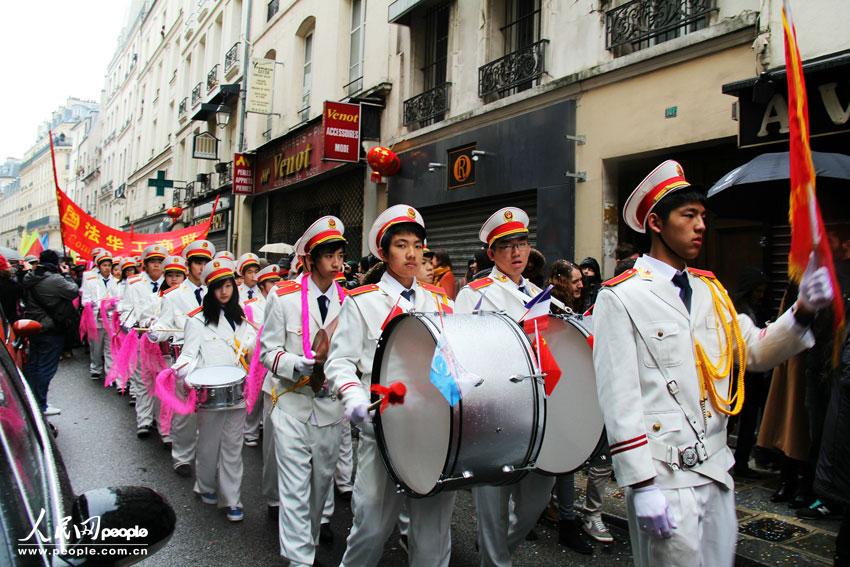 Les ressortissants chinois à Paris organisent leur premier défilé pour fêter l'Année du Serpent