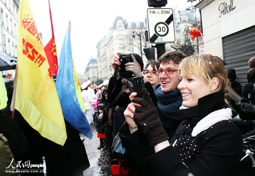 Les ressortissants chinois à Paris organisent leur premier défilé pour fêter l'Année du Serpent