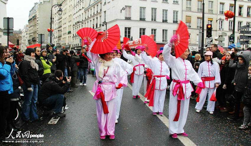 Les ressortissants chinois à Paris organisent leur premier défilé pour fêter l'Année du Serpent