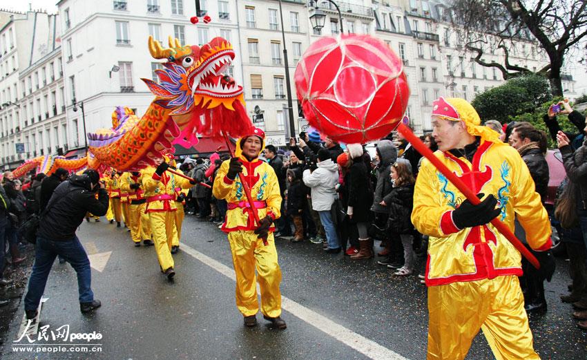 Les ressortissants chinois à Paris organisent leur premier défilé pour fêter l'Année du Serpent