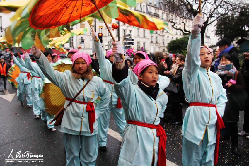 Les ressortissants chinois à Paris organisent leur premier défilé pour fêter l'Année du Serpent