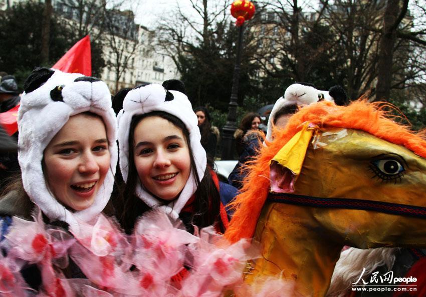 Les ressortissants chinois à Paris organisent leur premier défilé pour fêter l'Année du Serpent