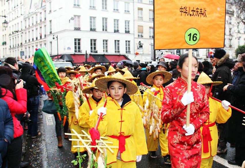 Les ressortissants chinois à Paris organisent leur premier défilé pour fêter l'Année du Serpent