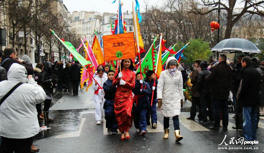 Les ressortissants chinois à Paris organisent leur premier défilé pour fêter l'Année du Serpent