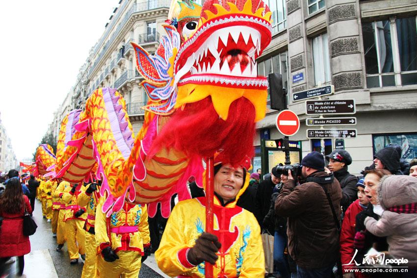 Les ressortissants chinois à Paris organisent leur premier défilé pour fêter l'Année du Serpent