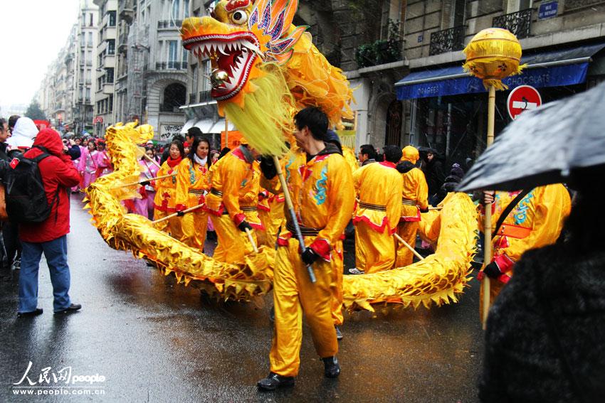 Les ressortissants chinois à Paris organisent leur premier défilé pour fêter l'Année du Serpent