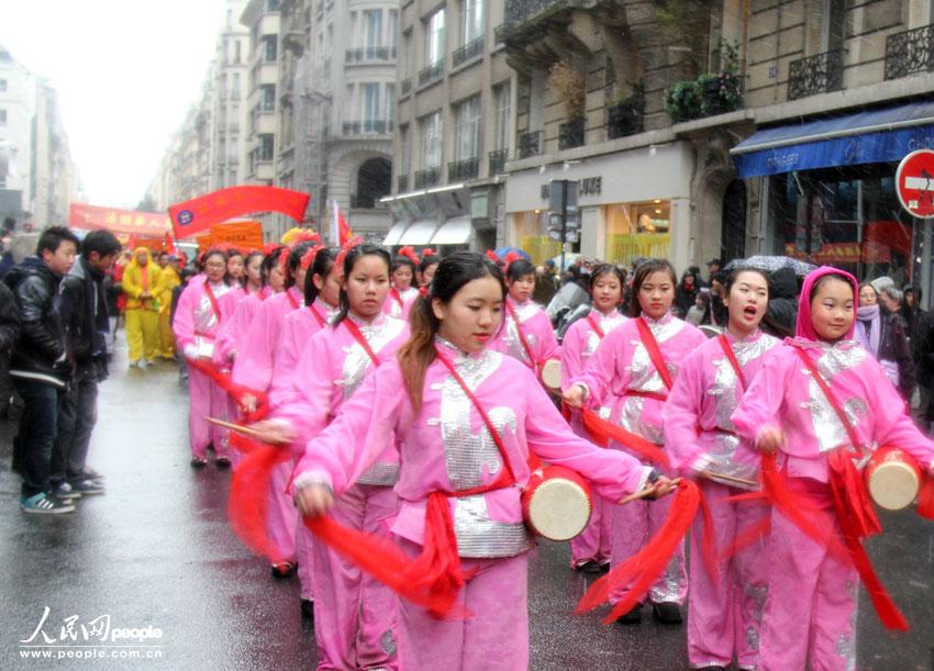 Les ressortissants chinois à Paris organisent leur premier défilé pour fêter l'Année du Serpent