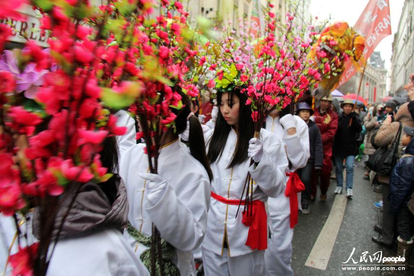 Les ressortissants chinois à Paris organisent leur premier défilé pour fêter l'Année du Serpent