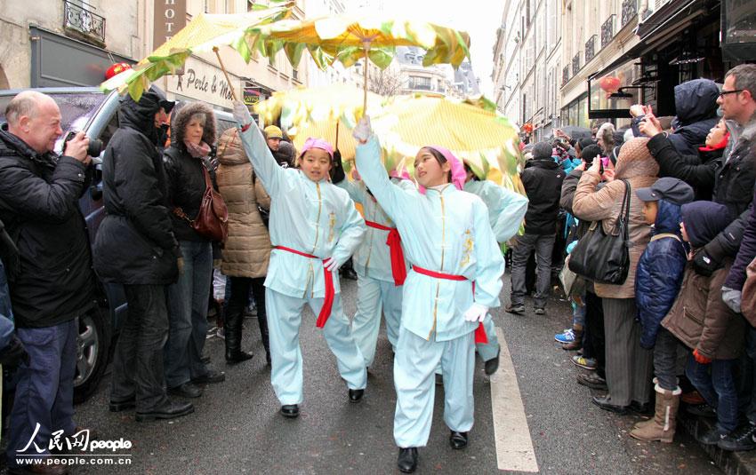 Les ressortissants chinois à Paris organisent leur premier défilé pour fêter l'Année du Serpent