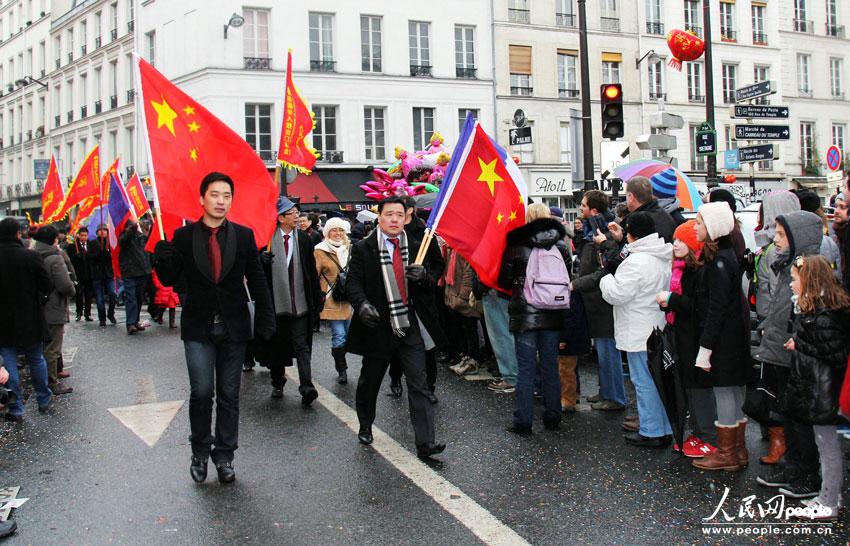 Les ressortissants chinois à Paris organisent leur premier défilé pour fêter l'Année du Serpent