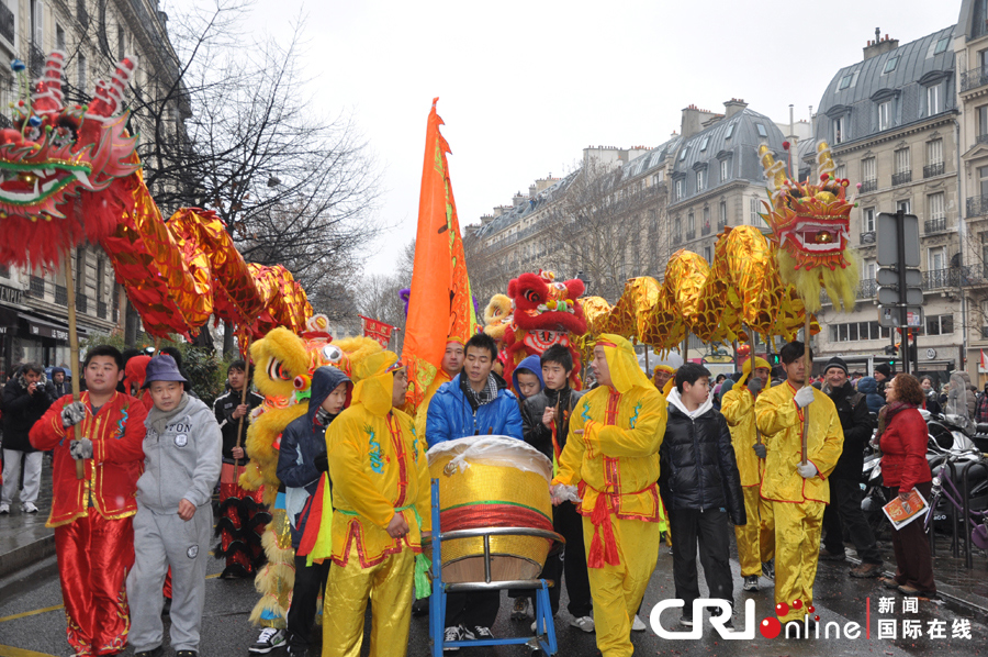 Les ressortissants chinois à Paris organisent leur premier défilé pour fêter l'Année du Serpent