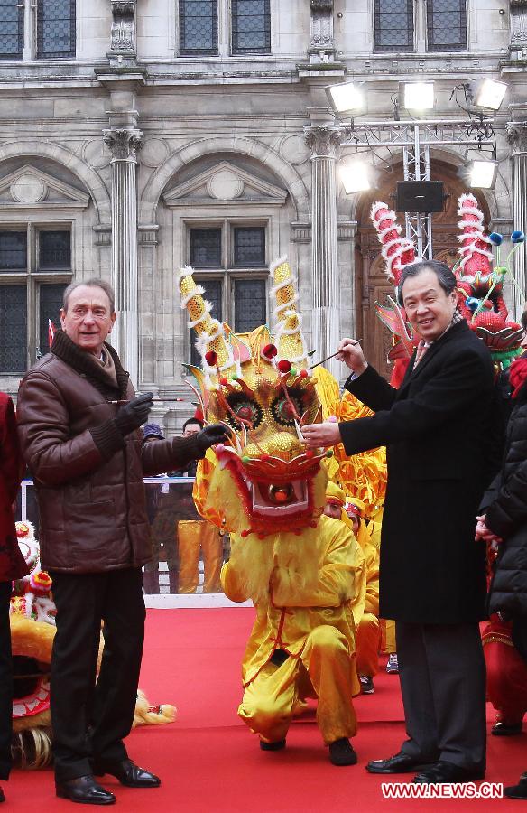 L'ambassadeur de Chine en France, Kong Quan et le maire de Paris, Bertrand Delanoë, ont donné dimanche, sur le parvis de l'Hôtel de Ville, le coup d'envoi du premier défilé du Nouvel An chinois organisé dans la capitale française.