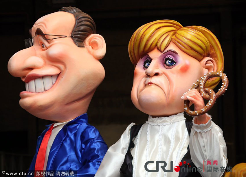 Carnaval de Nice : des chars raillant Hollande et Merkel