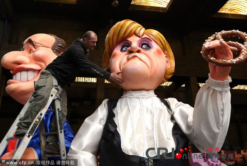 Carnaval de Nice : des chars raillant Hollande et Merkel