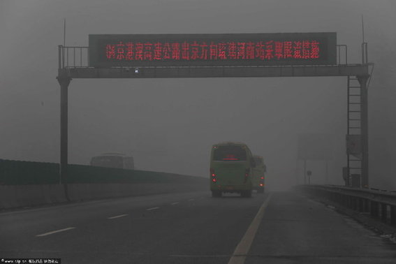 Beijing: Le smog perturbe la circulation et les vols