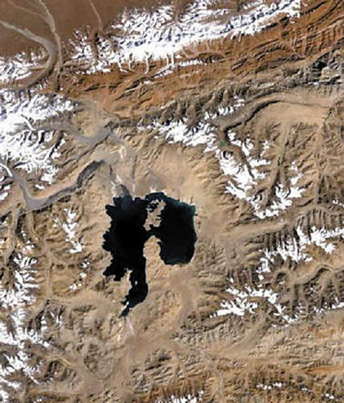 Le lac de Kara-Kul se trouve au cœur des montagnes Pamir du Tadjikistan, près de la frontière avec la Chine.