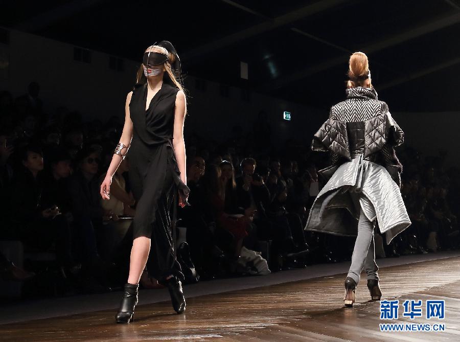 Le couturier chinois Wang Zhenhai brille à la Fashion Week de Londres