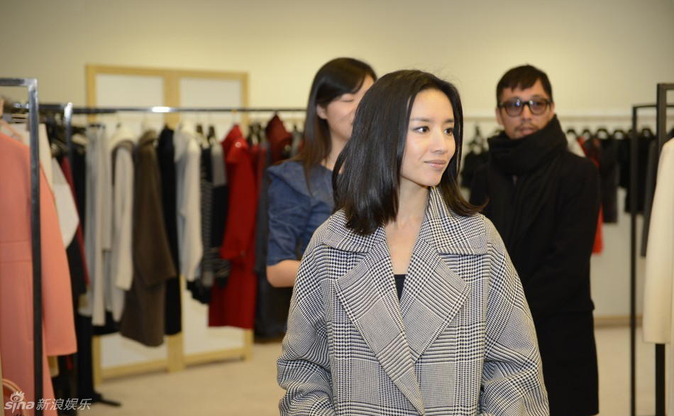 Dong Jie prépare son voyage à la Fashion Week de Milan