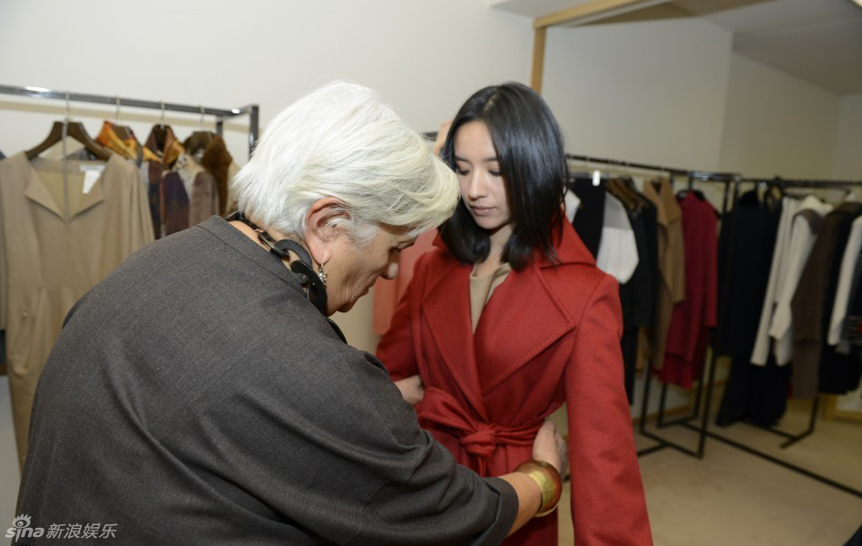 Dong Jie prépare son voyage à la Fashion Week de Milan