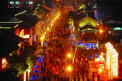 Les 520 000 visiteurs à l'exposition des lanternes du fleuve Qinhuai étonnent les Français