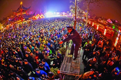 Les 520 000 visiteurs à l&apos;exposition des lanternes du fleuve Qinhuai étonnent les Français