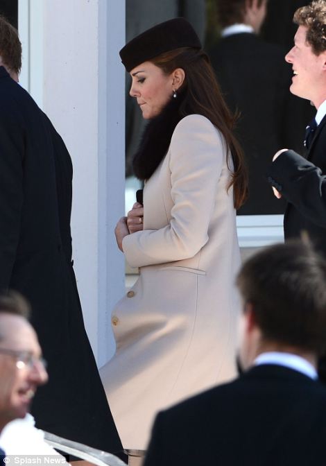 Kate Middleton enceinte assiste à un mariage