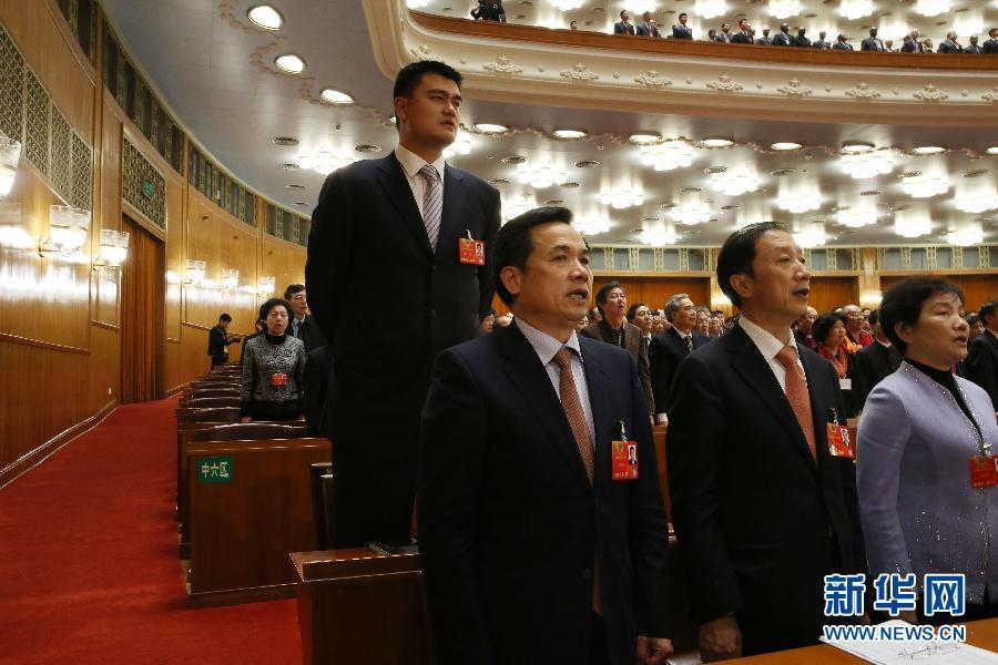 Yao Ming chante l'hymne national chinois.