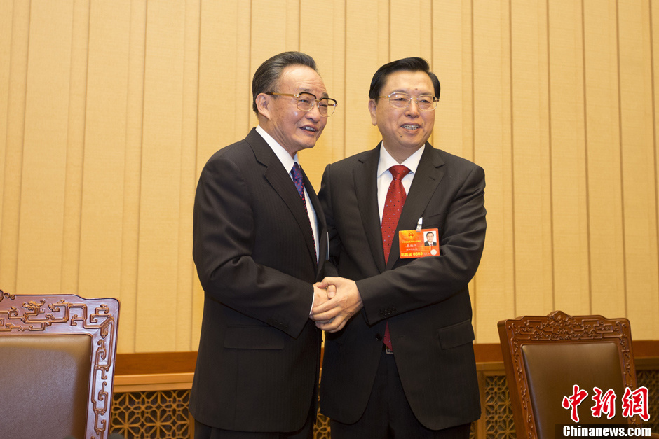 Wu Bangguo (à gauche), président du 11e APN, et Zhang Dejiang se serrent la main.