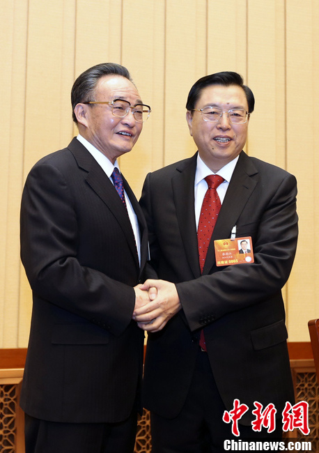 Wu Bangguo (à gauche), président du 11e APN, et Zhang Dejiang se serrent la main.