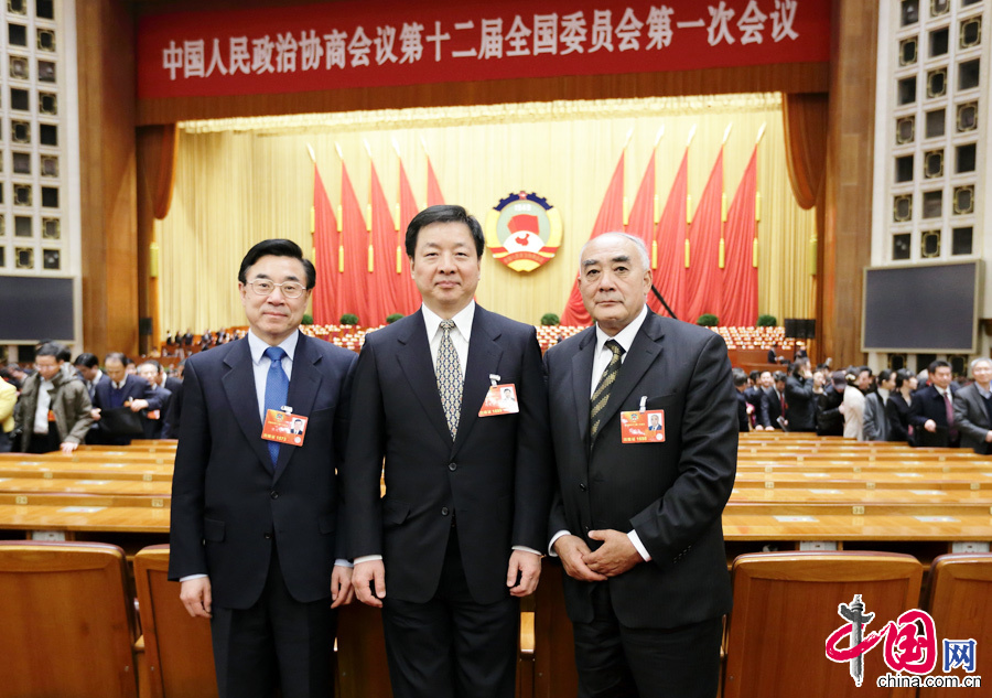 3月3日，中国人民政治协商会议第十二届全国委员会第一次会议在北京人民大会堂开幕。委员们在认真听取全国政协主席贾庆林作政协十一届常委会工作报告。