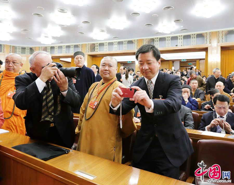 3月3日，中国人民政治协商会议第十二届全国委员会第一次会议在北京人民大会堂开幕。委员们在认真听取全国政协主席贾庆林作政协十一届常委会工作报告。